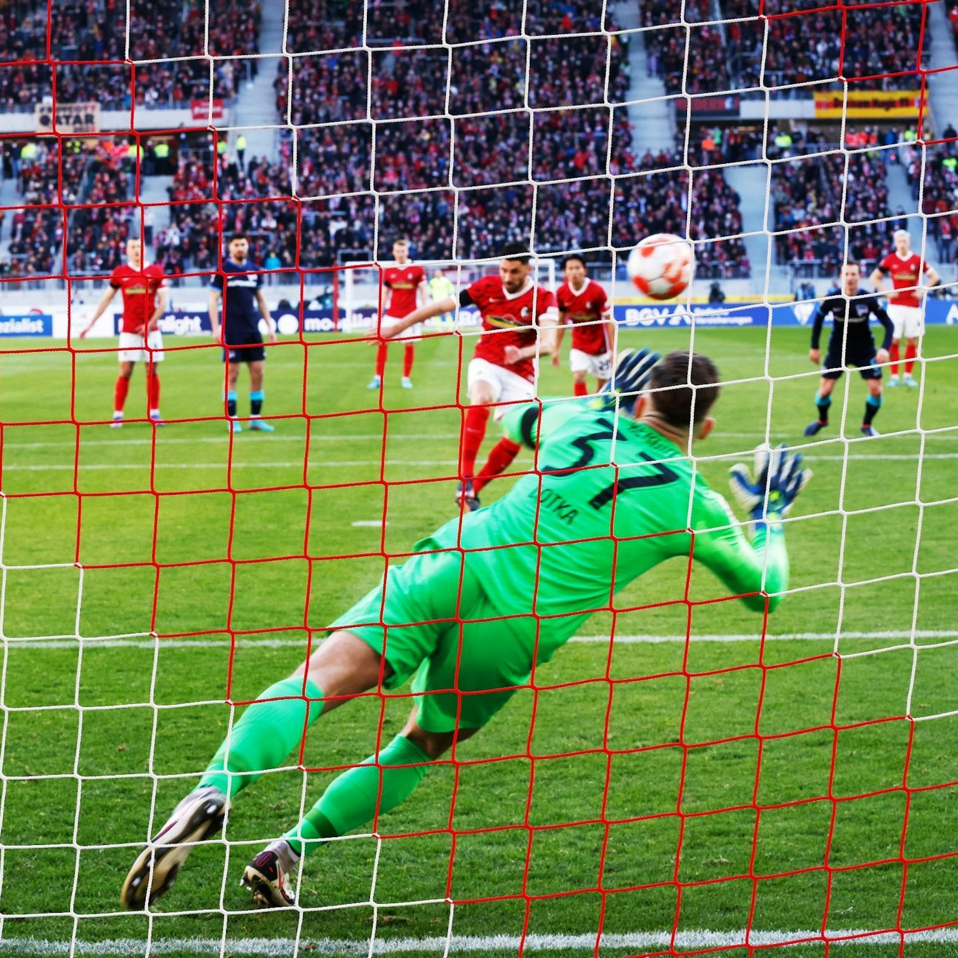 Vincenzo Grifo trifft in der 11. Minute zum 1:0 für Freiburg.