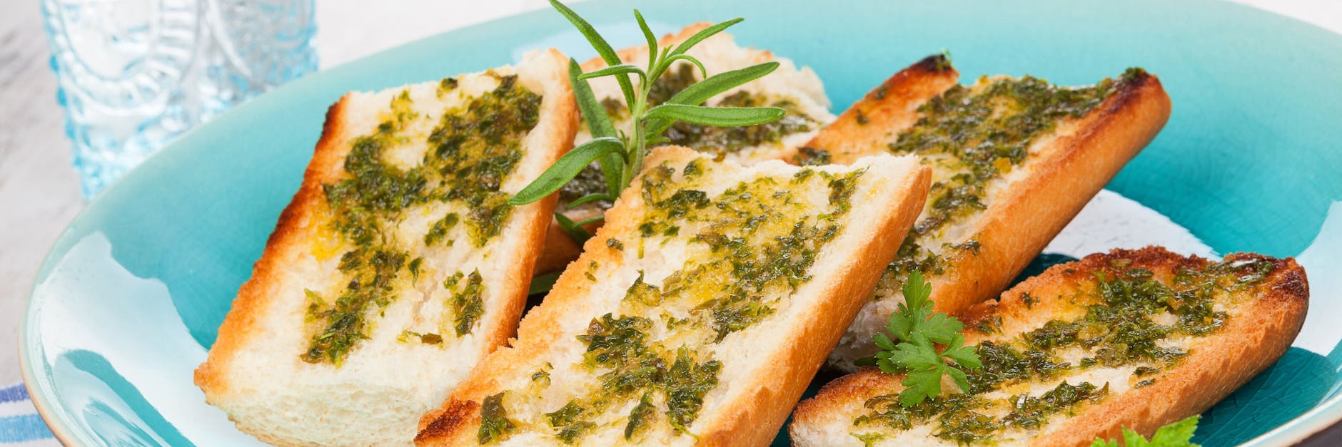 Selbstgemachtes Knoblauchbaguette schmeckt einfach besser als das Gekaufte!