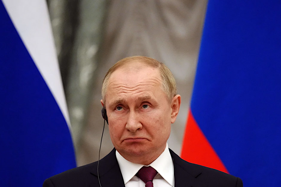 15.02.2022, Russland, Moskau: Russlands Präsident&nbsp;Wladimir Putin auf einer gemeinsamen Pressekonferenz mit Bundeskanzler Olaf. Scholz nach einem mehrstündigen Vier-Augen-Gespräch im Kreml.