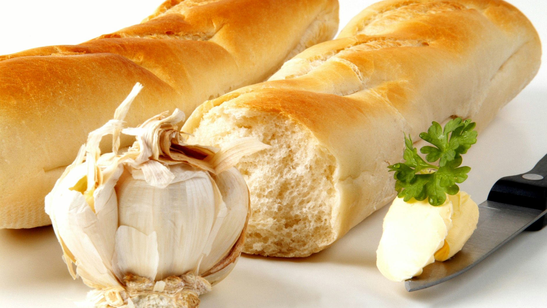 Aus frischem Baguette und einer ganzen Knolle Knoblauch lässt sich ein fantastischer Snack zaubern.