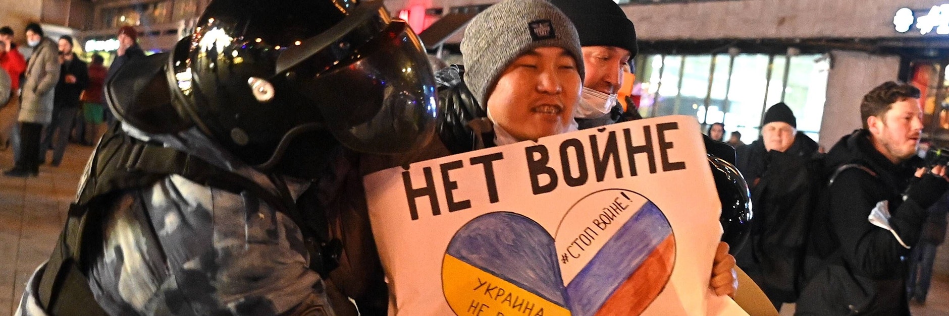 Ein Demonstrant in Russland fordert mit seinem Plakat ein Ende des Krieges und wird festgenommen.