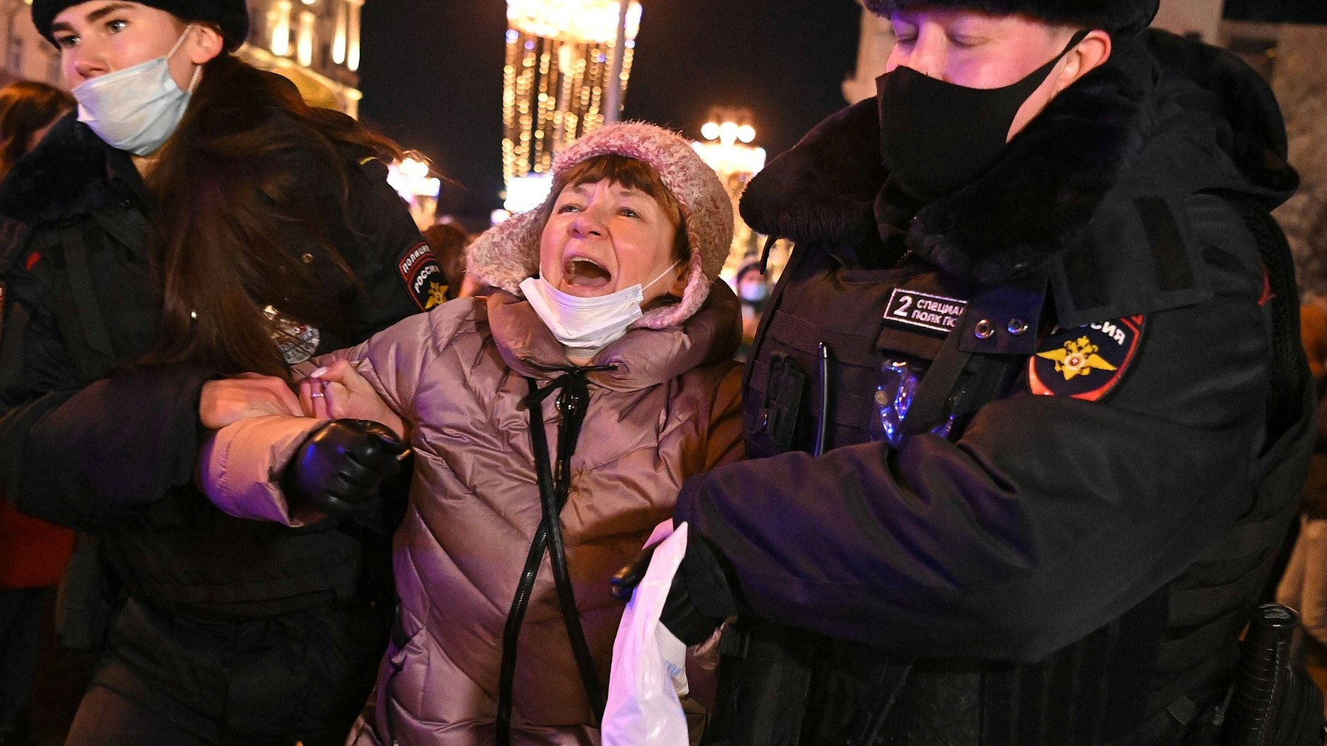 Auch vor einer älteren Frau machen die Polizisten beim Durchgreifen am Puschkin-Platz nicht Halt.