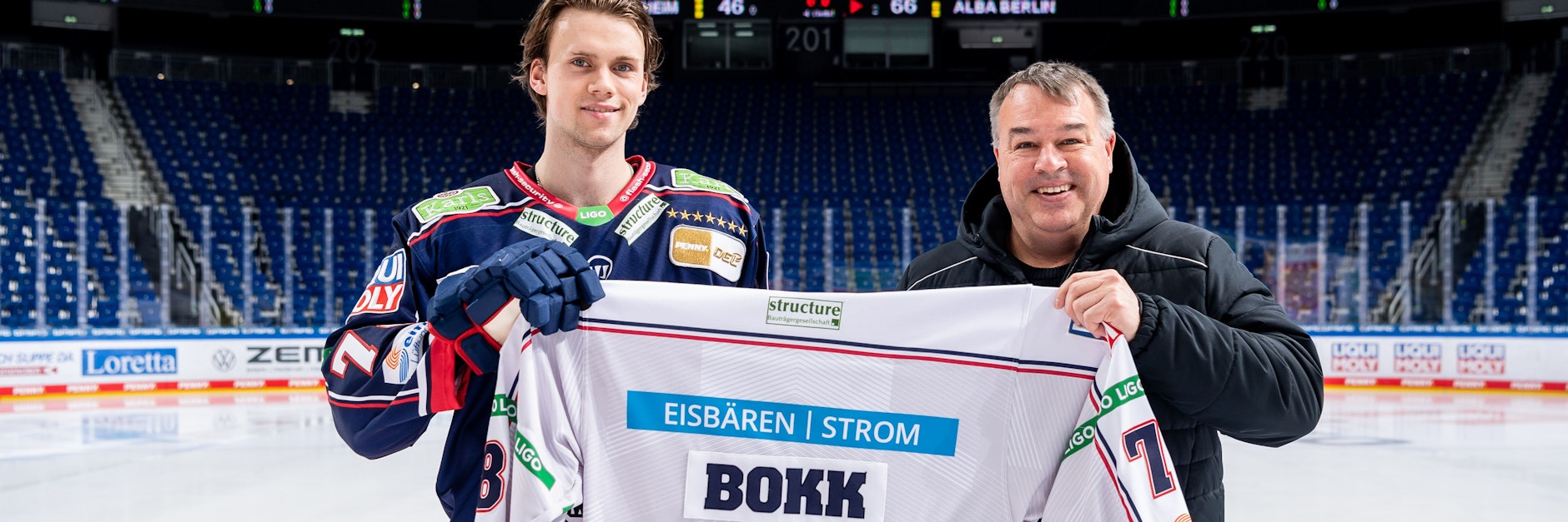 Zusammen mit EHC-Sportchef Stéphane Richer zeigt Dominik Bokk sein Eisbären-Trikot.