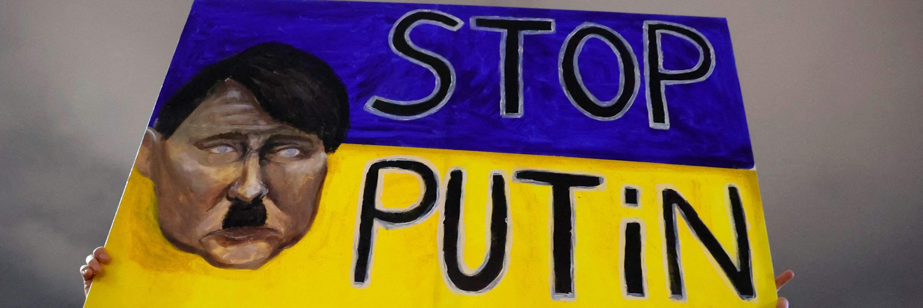 Auch im Ausland gab es zahlreiche Demos gegen den Krieg – wie hier vor der russischen Botschaft in Tel Aviv.