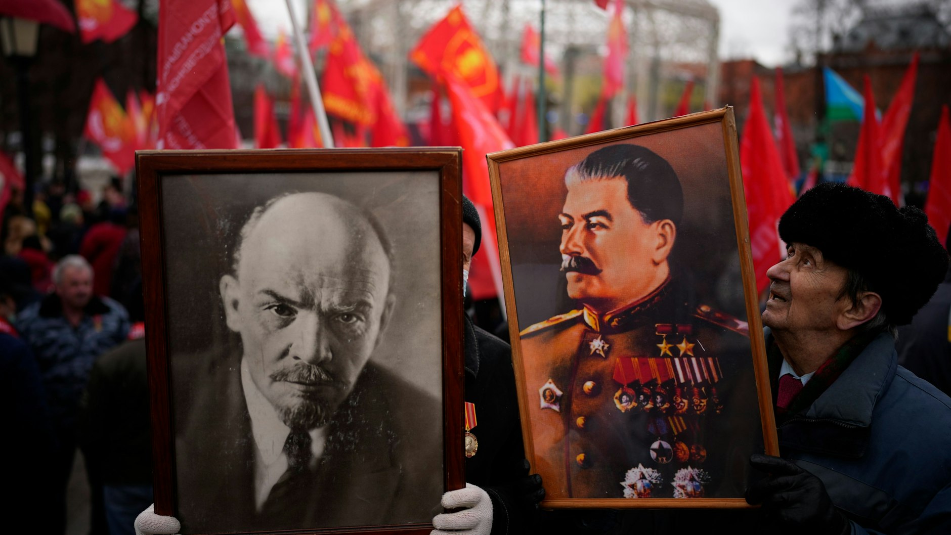 Anhänger der Kommunistischen Partei halten Porträts von Josef Stalin und Wladimir Lenin, während sie an den nationalen Feierlichkeiten zum „Tag des Verteidigers des Vaterlandes“ in der Nähe des Kremls auf dem Revolutionsplatz teilnehmen. Der Tag des Vaterlandsverteidigers, der in Russland auch dieses Jahr am 23. Februar gefeiert wurde, ehrt das Militär des Landes und ist ein landesweiter Feiertag.
