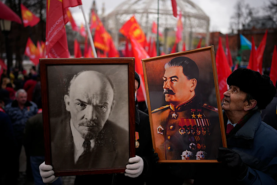 Anhänger der Kommunistischen Partei halten Porträts von Josef Stalin und Wladimir Lenin, während sie an den nationalen Feierlichkeiten zum „Tag des Verteidigers des Vaterlandes“ in der Nähe des Kremls auf dem Revolutionsplatz teilnehmen. Der Tag des Vaterlandsverteidigers, der in Russland auch dieses Jahr am 23. Februar gefeiert wurde, ehrt das Militär des Landes und ist ein landesweiter Feiertag.