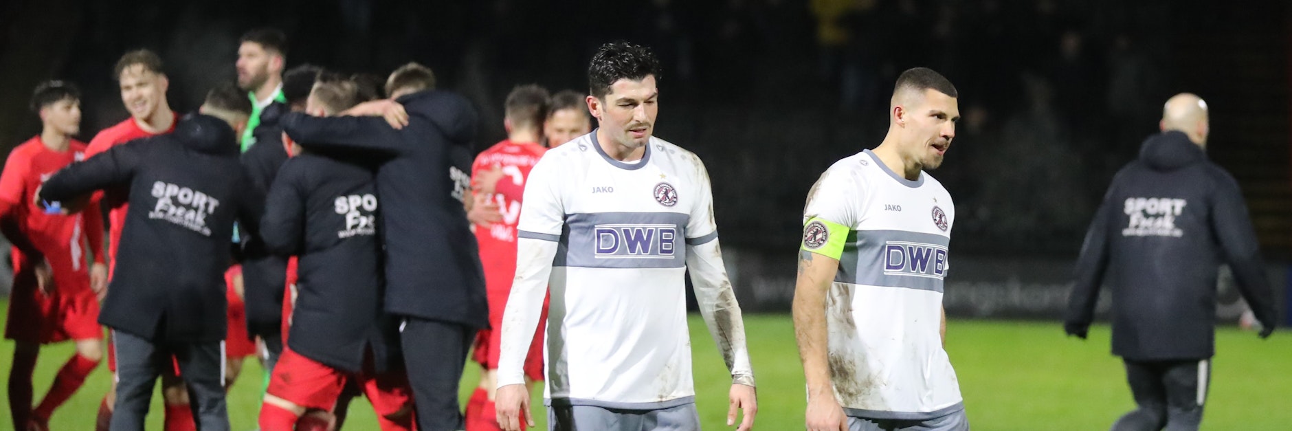 Hinten jubelt Lichtenberg 47, Marcel Stutter und Andreas Pollasch (r.) sind nach der Niederlage ihres BFC Dynamo bedient.