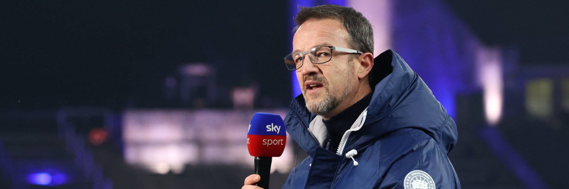 Herthas Manager Fredi Bobic beim TV-Interview mit Sky.