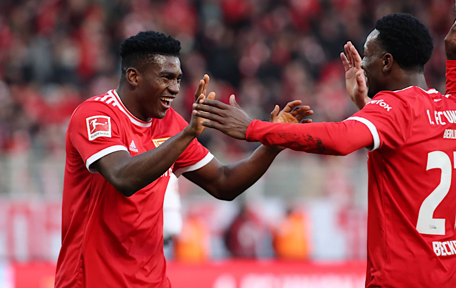 Gemeinsame Freude nach der guten Co-Produktion: Unions Taiwo Awoniy (l.) bejubelt mit Vorlagengeber Sheraldo Becker seinen Treffer zum 3:0 gegen Mainz.