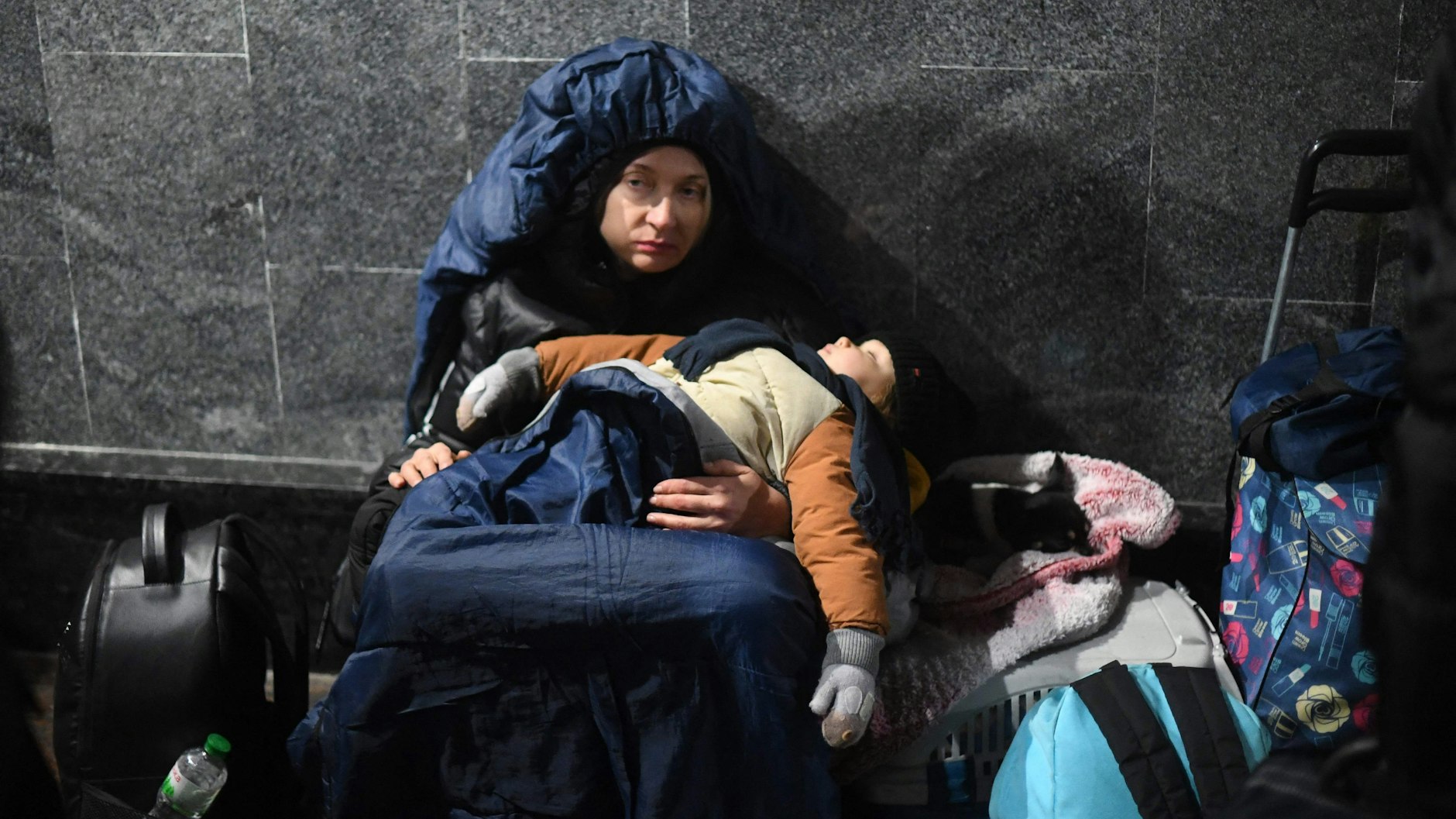 Eine Frau hält im Bahnhof von Lviv (Lemberg) ihr schlafendes Kind im Arm.