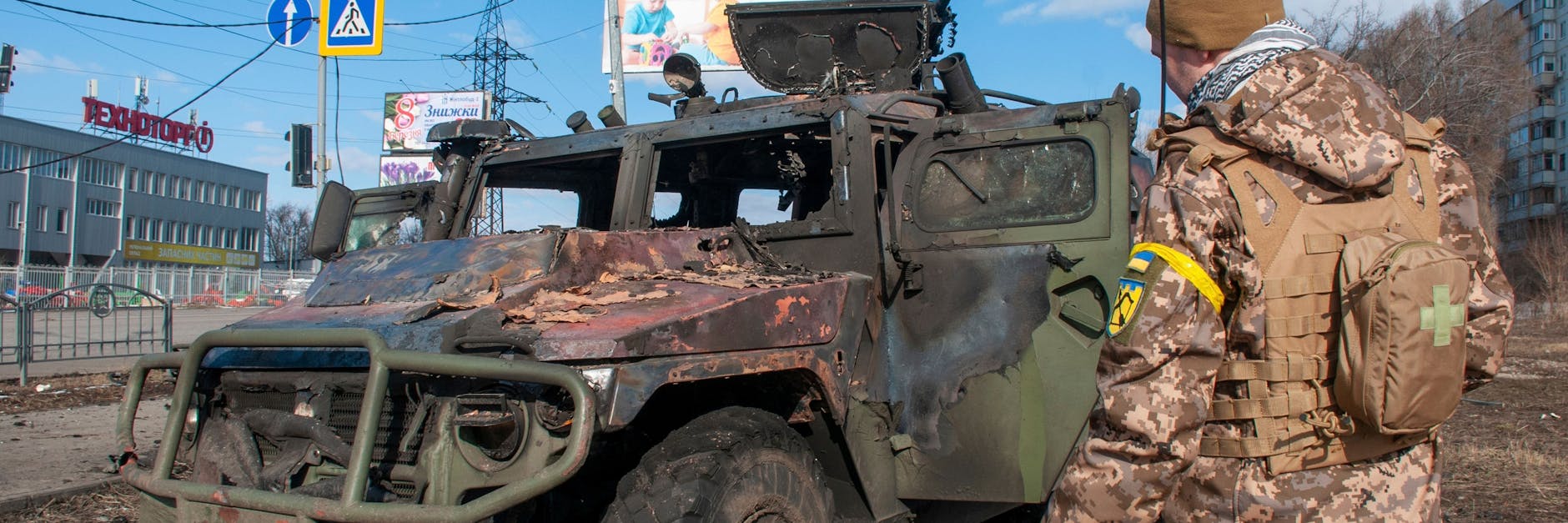 Ein ukrainischer Soldat inspiziert ein beschädigtes Militärfahrzeug nach Kämpfen in Charkiw.