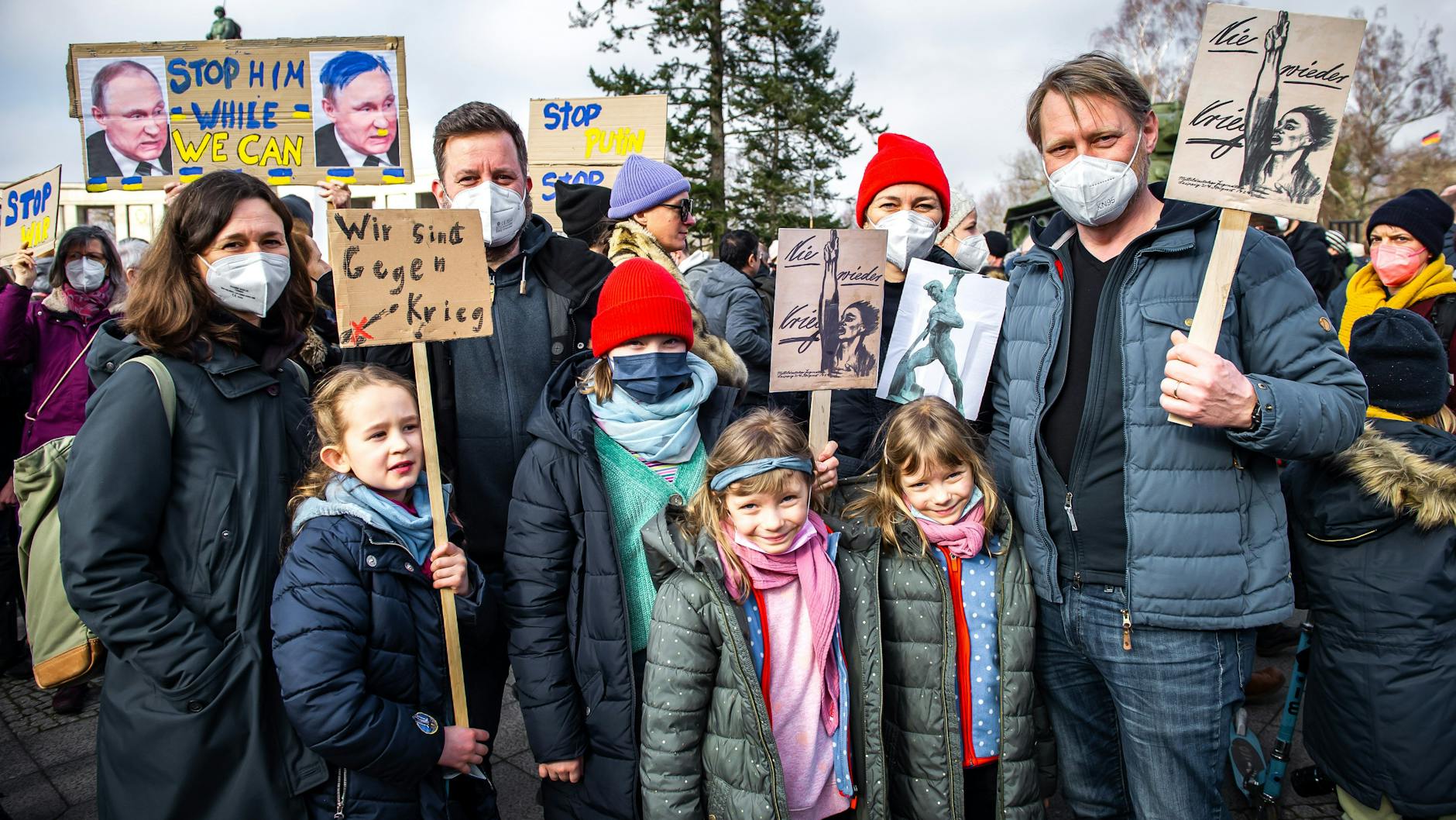 Wollen Flagge gegen den Krieg zeigen: Yvonne und Matthias Kunz (v.l.) aus Berlin mit ihrer Tochter Helene sowie Christian und Dörte Groß (v.r.) aus Fürstenberg mit ihrer Tochter Alma (M.) und den Zwillingen Ellen und Friederike.