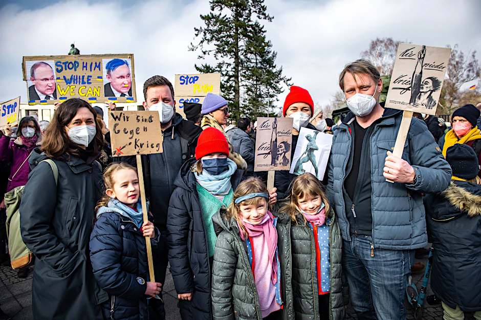 Wollen Flagge gegen den Krieg zeigen: Yvonne und Matthias Kunz (v.l.)&nbsp;aus Berlin mit ihrer Tochter Helene&nbsp; sowie Christian und Dörte Groß (v.r.)&nbsp;aus Fürstenberg mit ihrer Tochter Alma (M.) und den Zwillingen Ellen und Friederike.