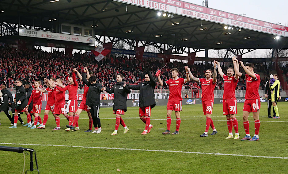 Des Spielers liebste Übung: Die Profis des 1. FC Union feiern mit ihren Fans das 3:1 gegen Mainz.