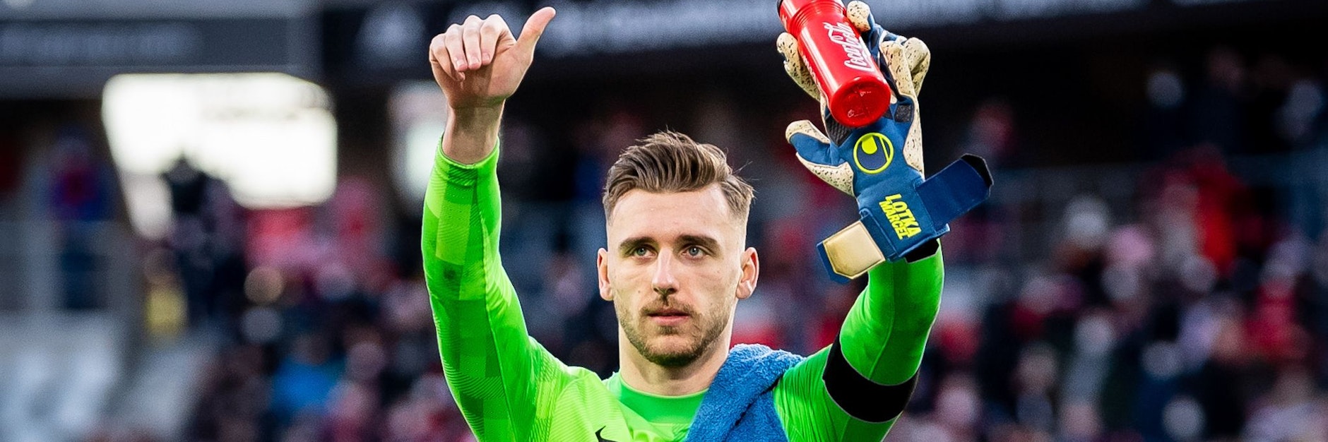 Marcel Lotka ließt sich von Herthas mitgereisten Fans in Freiburg feiern. Doch wie lange noch?