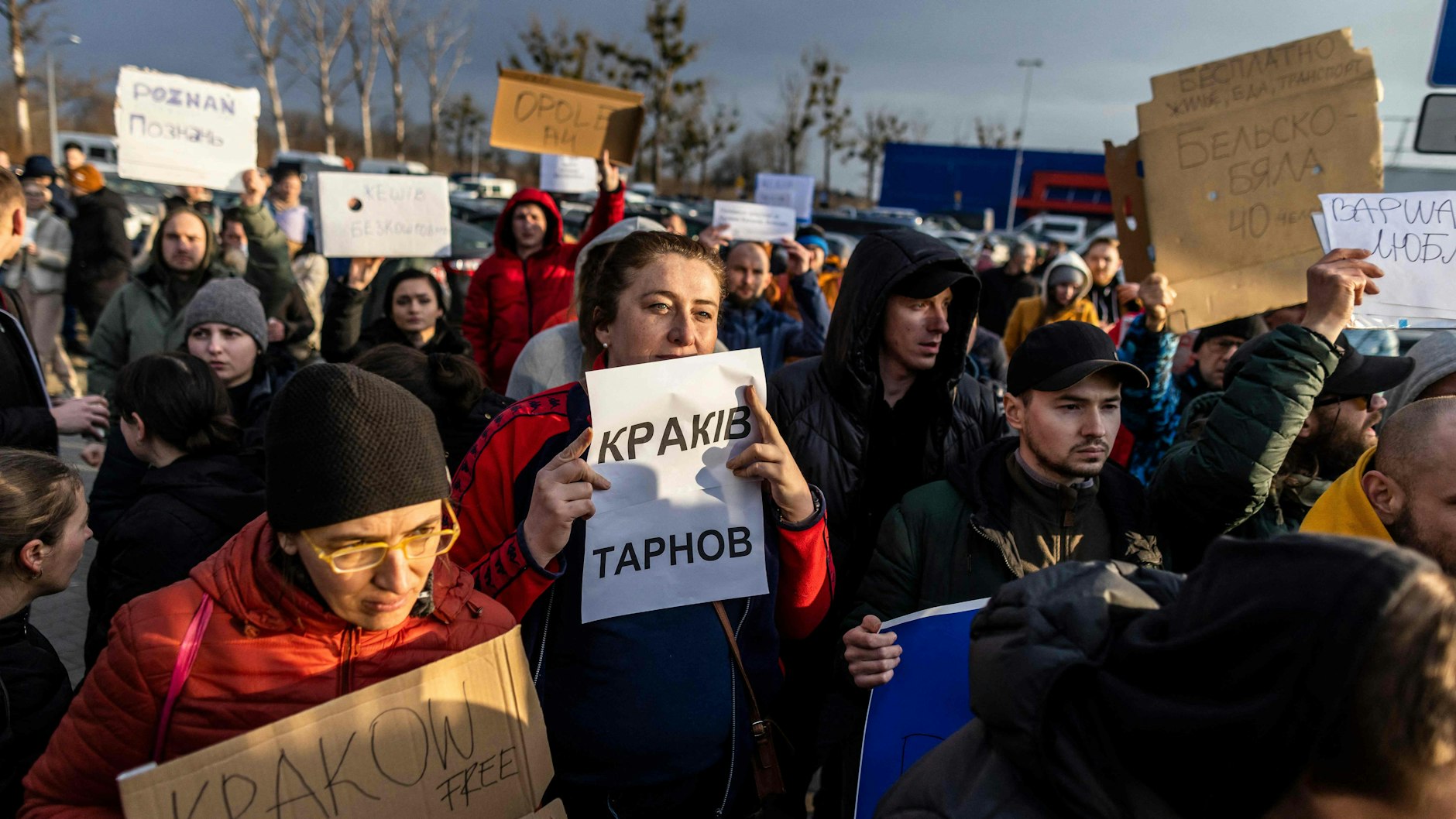 Freiwillige Helfer haben sich an der Grenze eingefunden, um Flüchtlingen aus der Ukraine zu helfen.