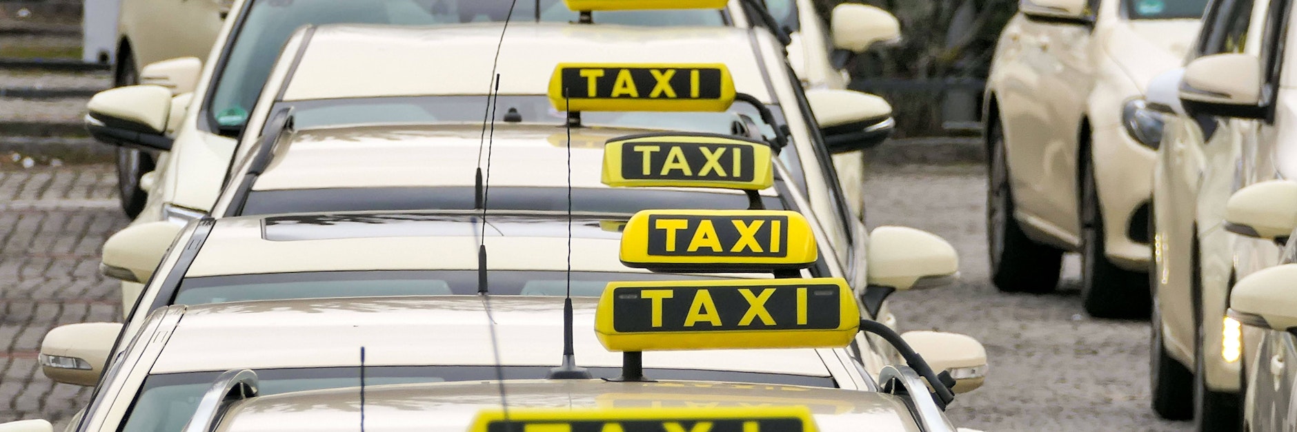 Die letzte sichere Einnahmequelle für Berliner Taxifahrer waren 2021 die Fuhren zu den Impfzentren.