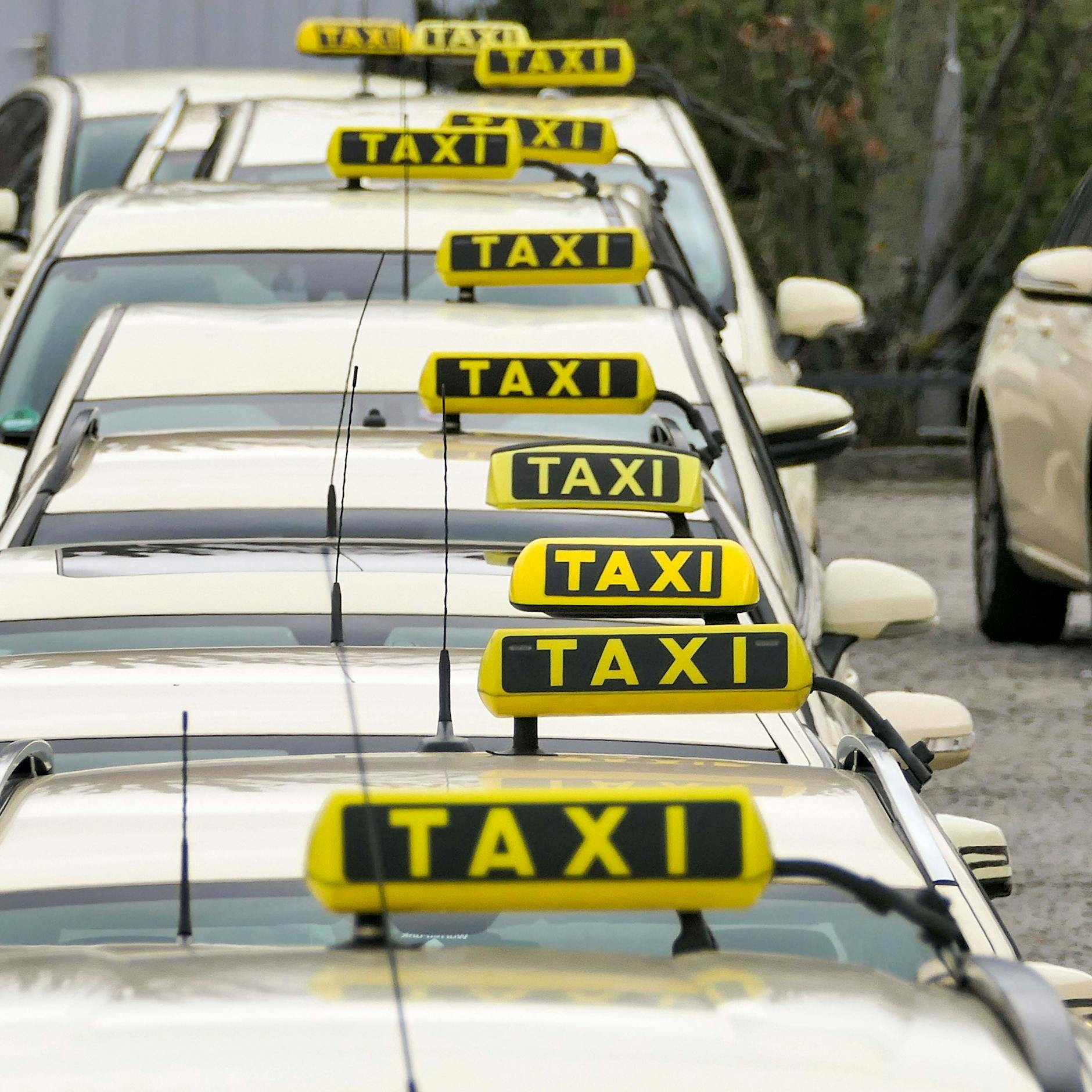 Berliner Taxis im Kampf mit Uber & Co.: Kann nur eine heftige Preiserhöhung die Branche retten?