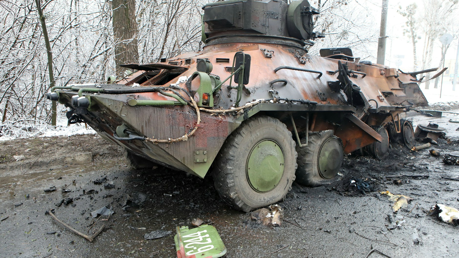 Zerstörte Militärfahrzeuge säumen die Straßen - am Morgen waren russische Verbände in die Stadt&nbsp;Charkiw vorgedrungen.
