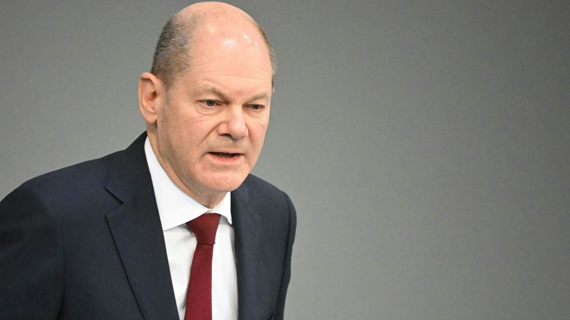 Bundeskanzler Olaf Scholz während der Sondersitzung des Bundestags zum Krieg in der Ukraine.