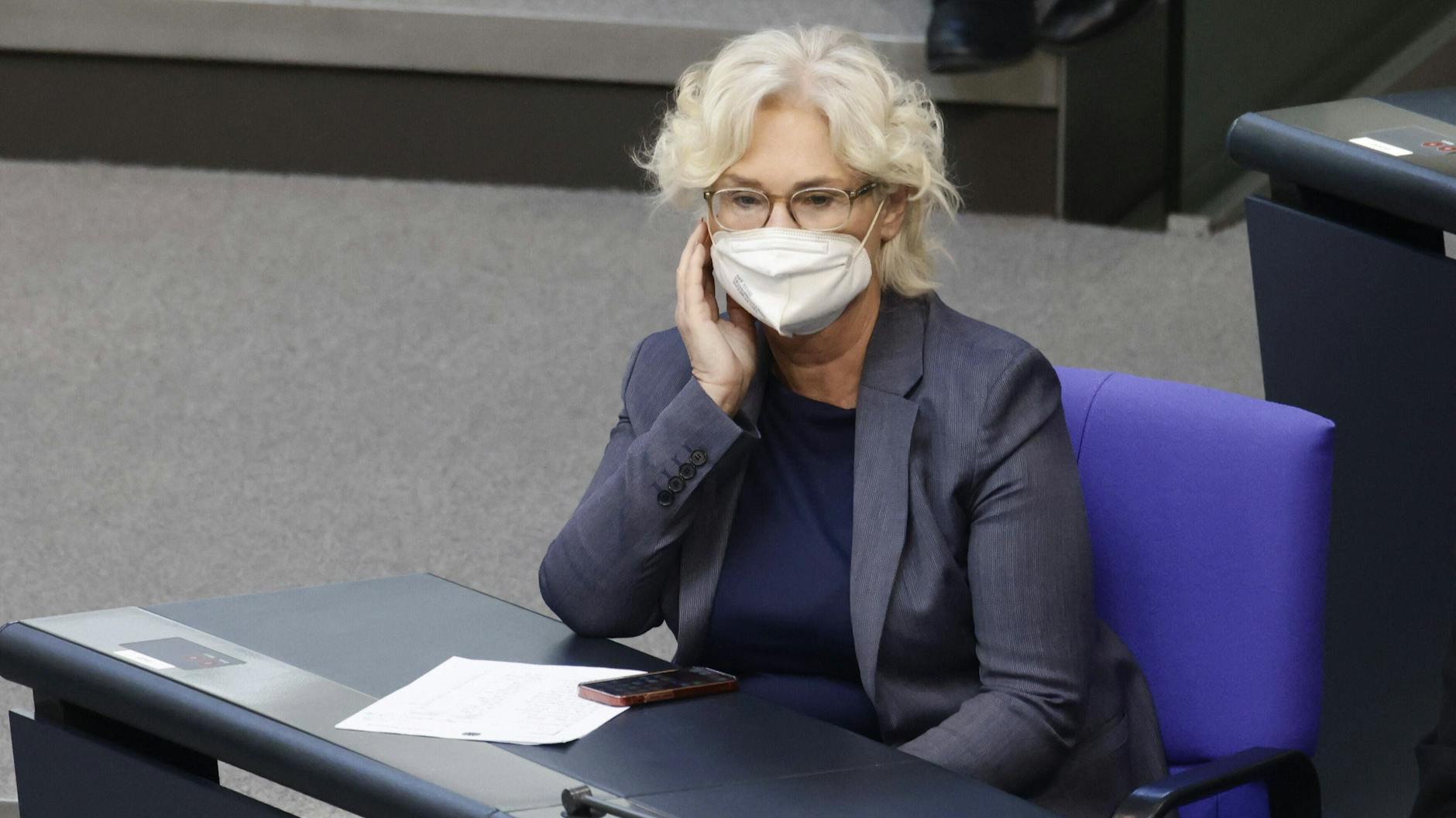 Verteidigungsministerin Christina Lambrecht bei der Sondersitzung des Deutschen Bundestags aus Anlass des von Russland begonnen Krieges gegen die Ukraine.