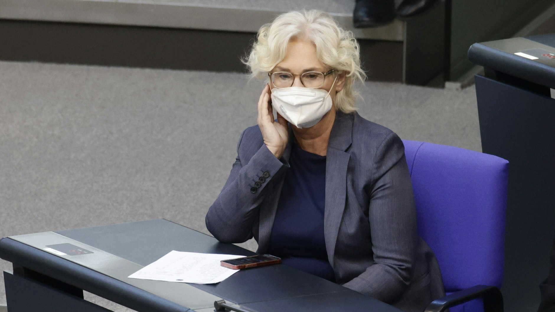 Verteidigungsministerin Christina Lambrecht bei der Sondersitzung des Deutschen Bundestags aus Anlass des von Russland begonnen Krieges gegen die Ukraine. 