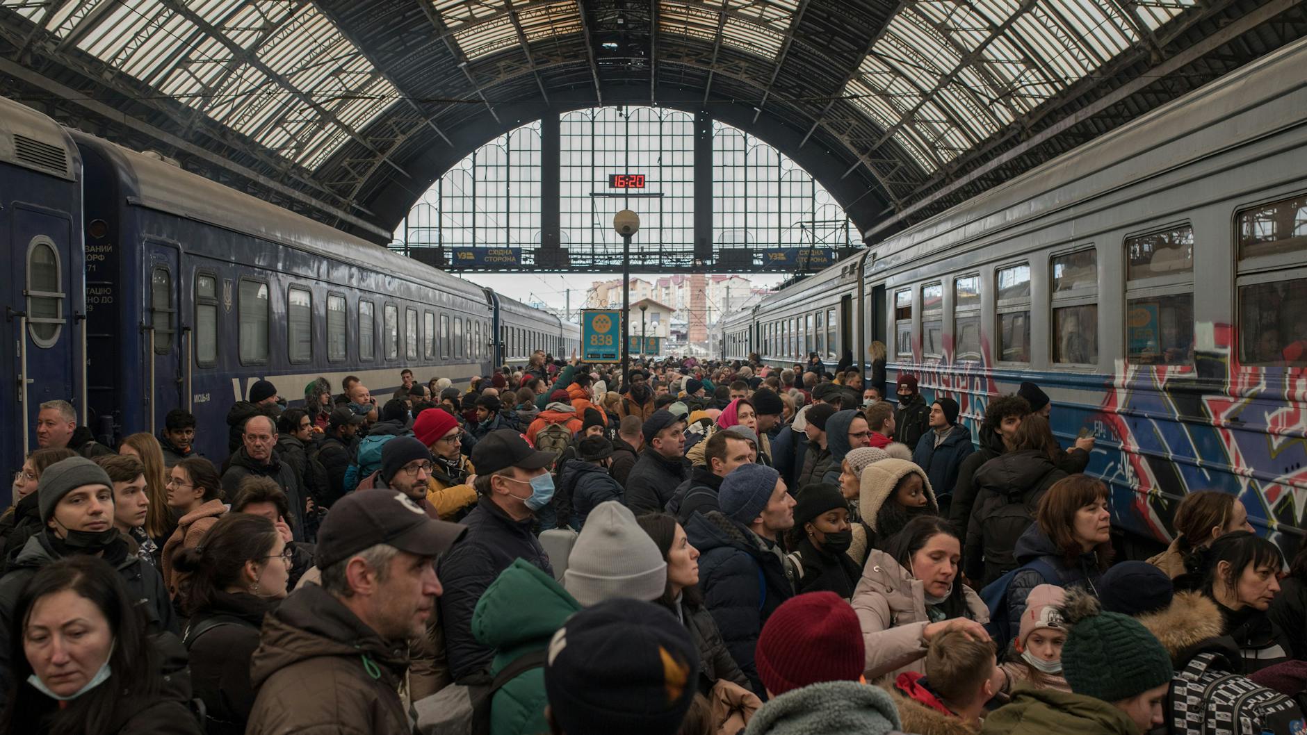 Bahnhof in Lwiw: Menschen versuchen die Ukraine Richtung Polen zu verlassen.