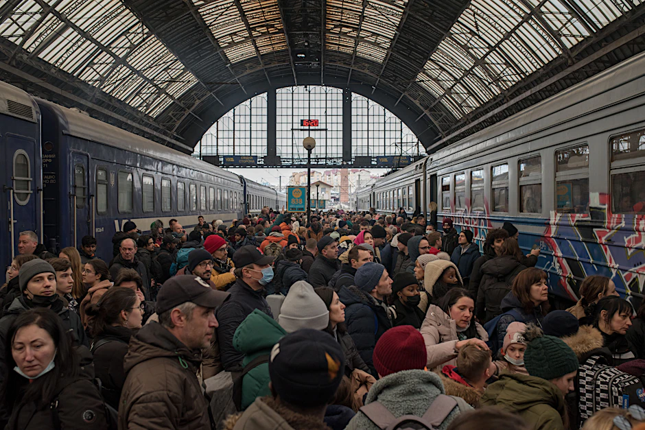 Bahnhof in Lwiw: Menschen versuchen die Ukraine Richtung Polen zu verlassen.