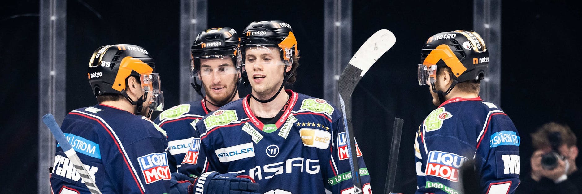 Die Eisbären nehmen beim Torjubel gegen die Krefeld Pinguine Dominik Bokk gleich mal in die Mitte.