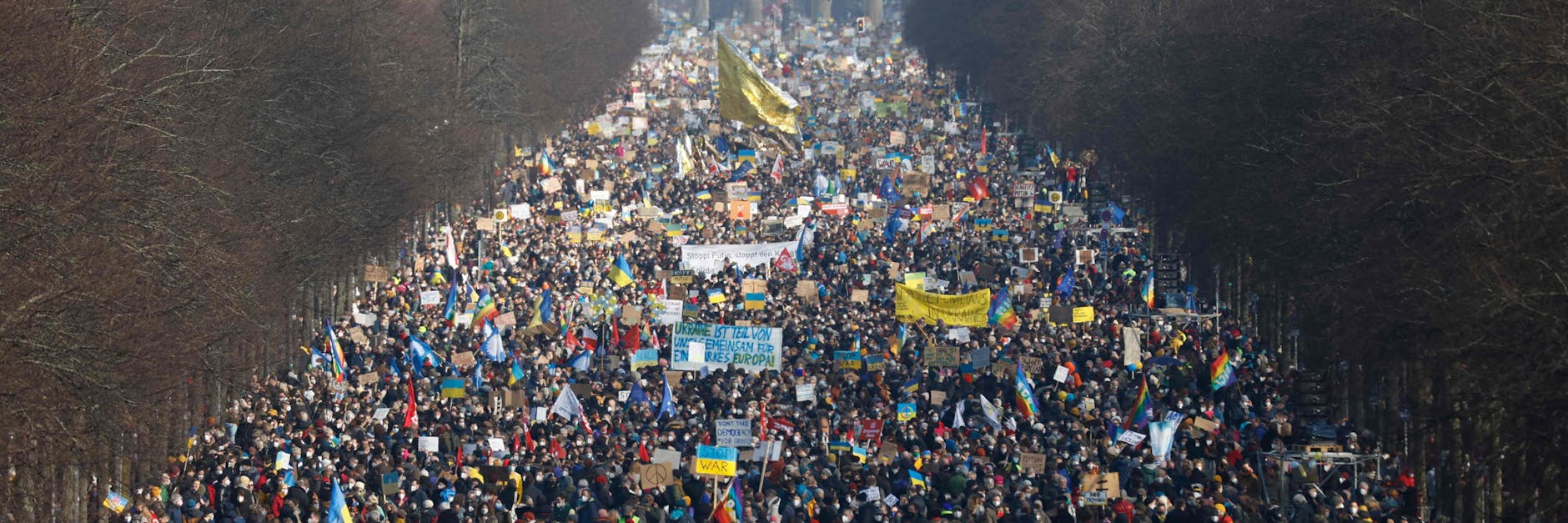 Eine unübersehbare Menschenmenge auf der Straße des 17. Juni