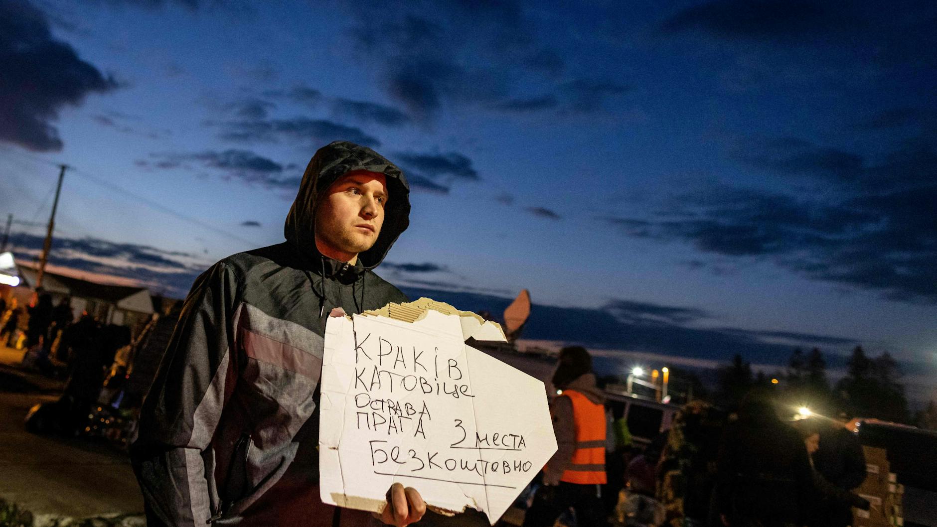 Ein Freiwilliger bietet an der ukrainisch-polnischen Grenze eine Mitfahrgelegenheit an.