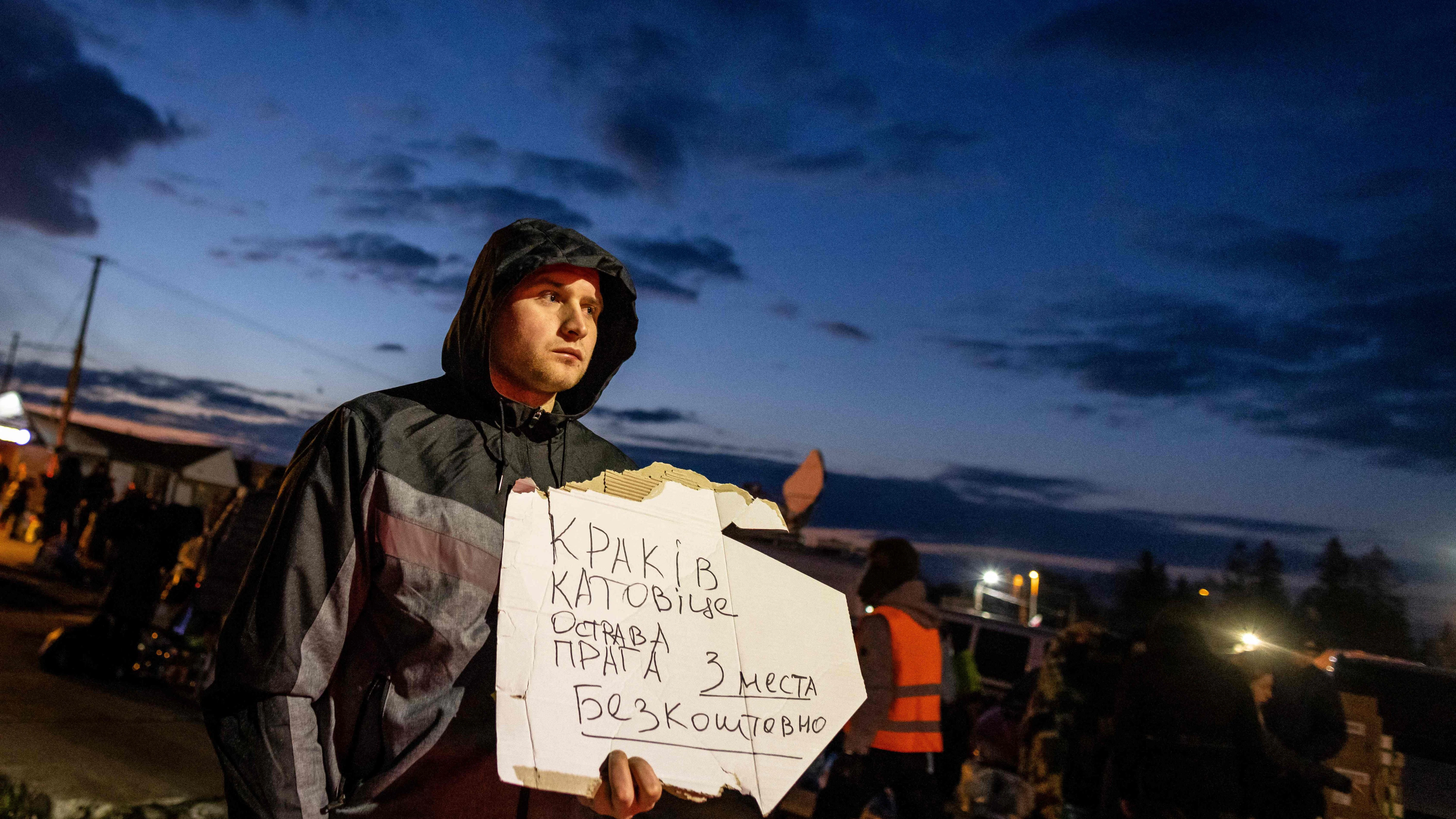 Ein Freiwilliger bietet an der ukrainisch-polnischen Grenze eine Mitfahrgelegenheit an.