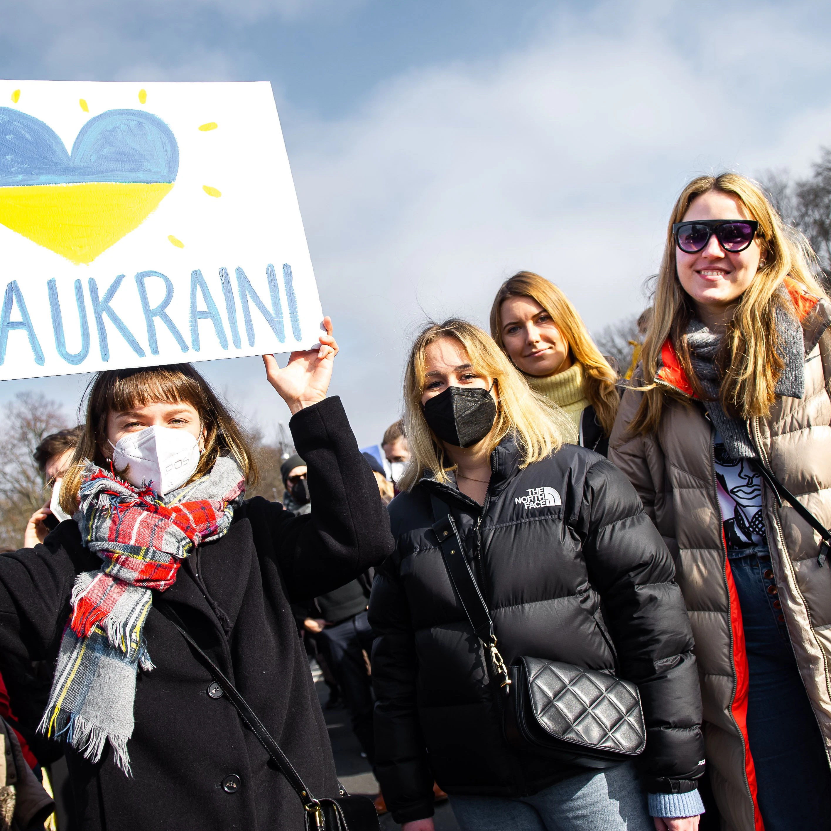 Eva (r.) ist Ärztin, und demonstriert mit ihren Freundinnen aus Litauen gegen Putins Krieg.