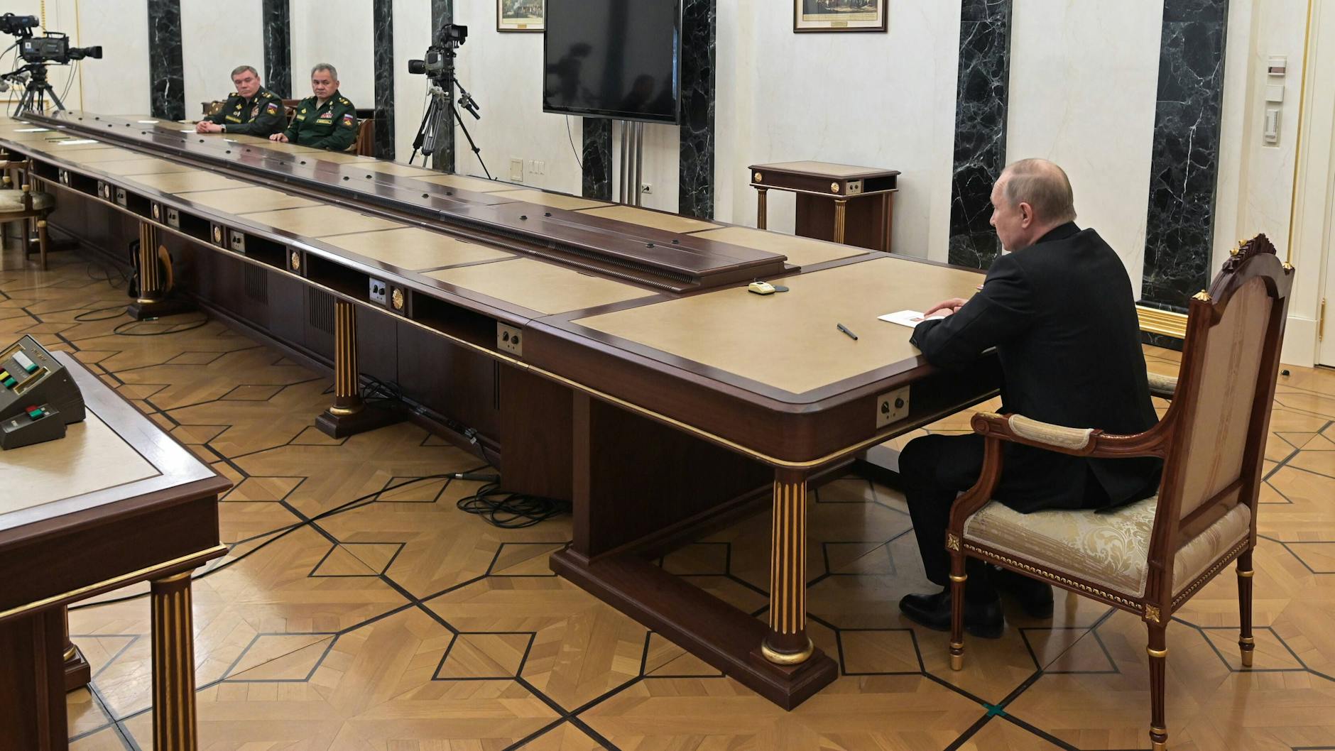 Russlands Präsident Wladimir Putin trifft sich am 27. Februar im Kreml mit Verteidigungsminister Sergej Schoigu (r.) und Valeri Gerasimow (l.), dem Generalstabschef der russischen Streitkräfte.