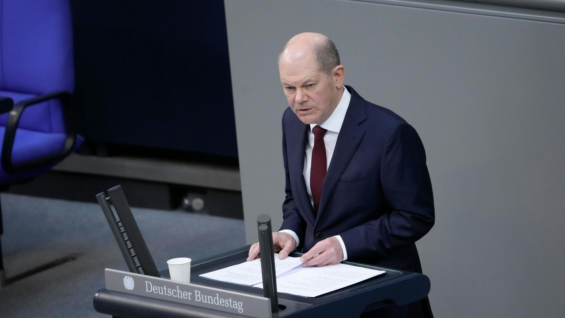 Kanzler Olaf Scholz (SPD) erklärte in seiner Regierungserklärung die Kehrtwende in der Russland-Politik.