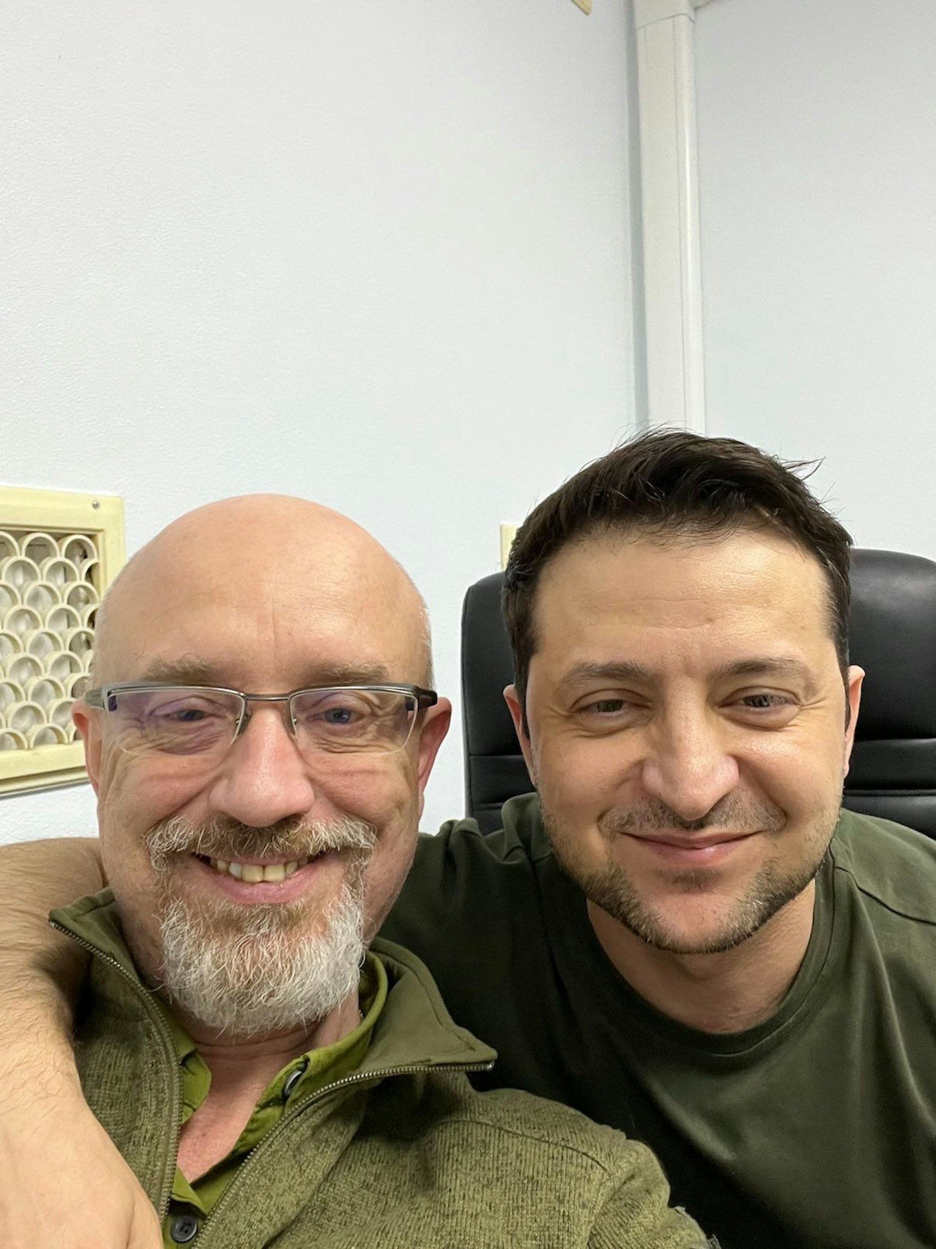 Demonstrative Nähe: Präsident Wolodymyr Selenskyj mit Verteidigungsminister Olexij Resnikow (l.)