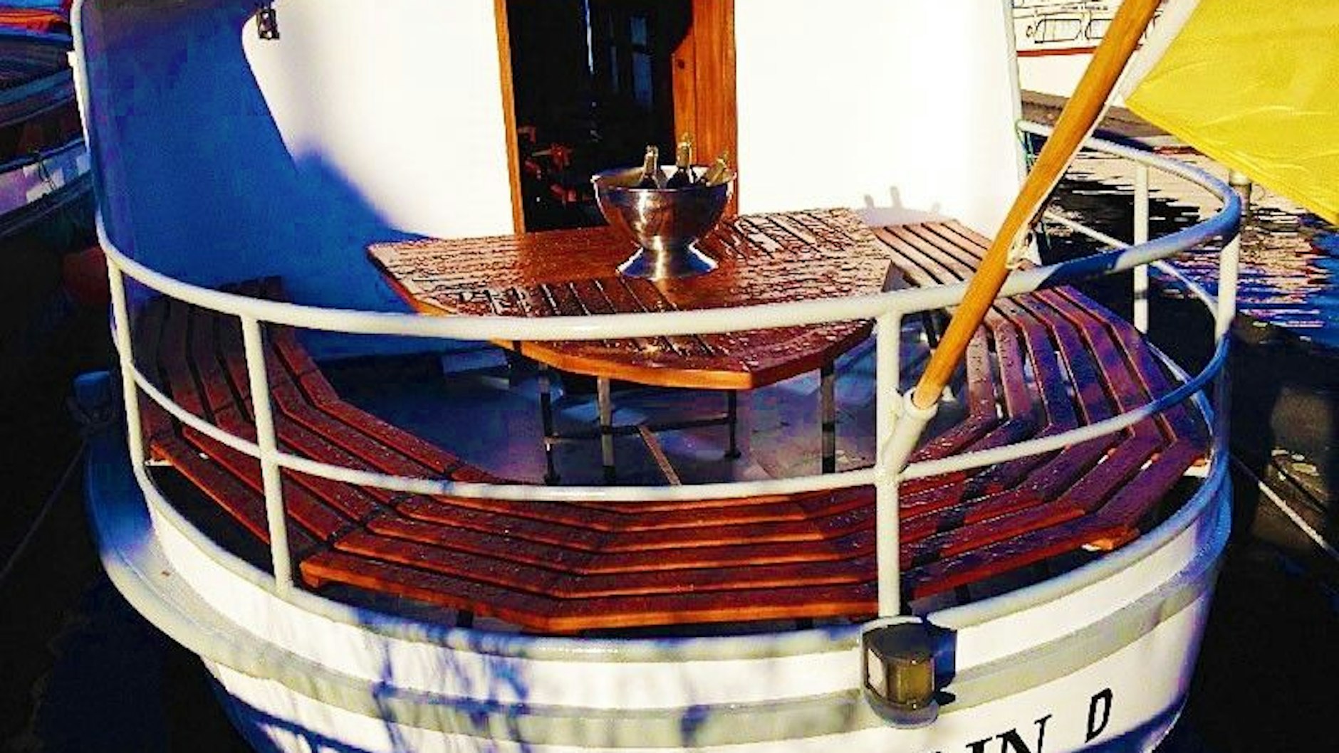 Schöne Rundsitzgruppe mit Tisch&nbsp;im hinteren Außenbereich