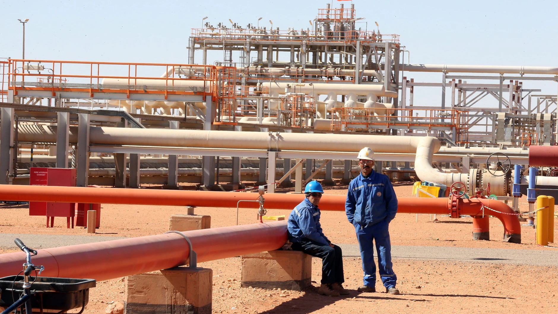 Algerische BP-Arbeiter im Gaskomplex von Tiguentourine, In Amenas, 1600 km südöstlich von Algier