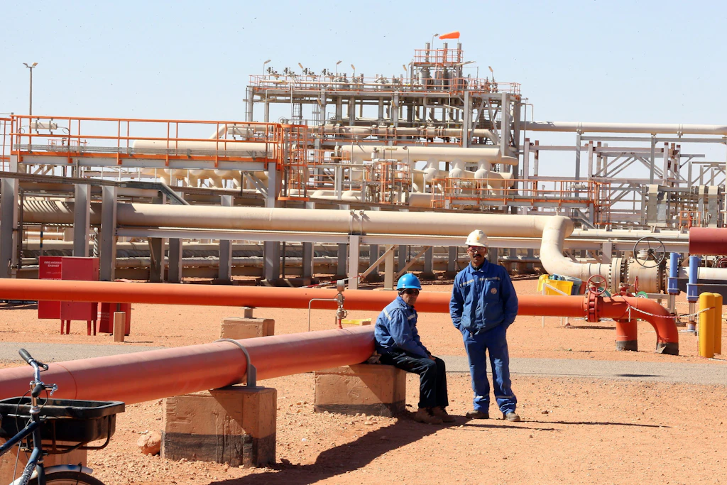 Algerische BP-Arbeiter im Gaskomplex von Tiguentourine, In Amenas, 1600 km südöstlich von Algier