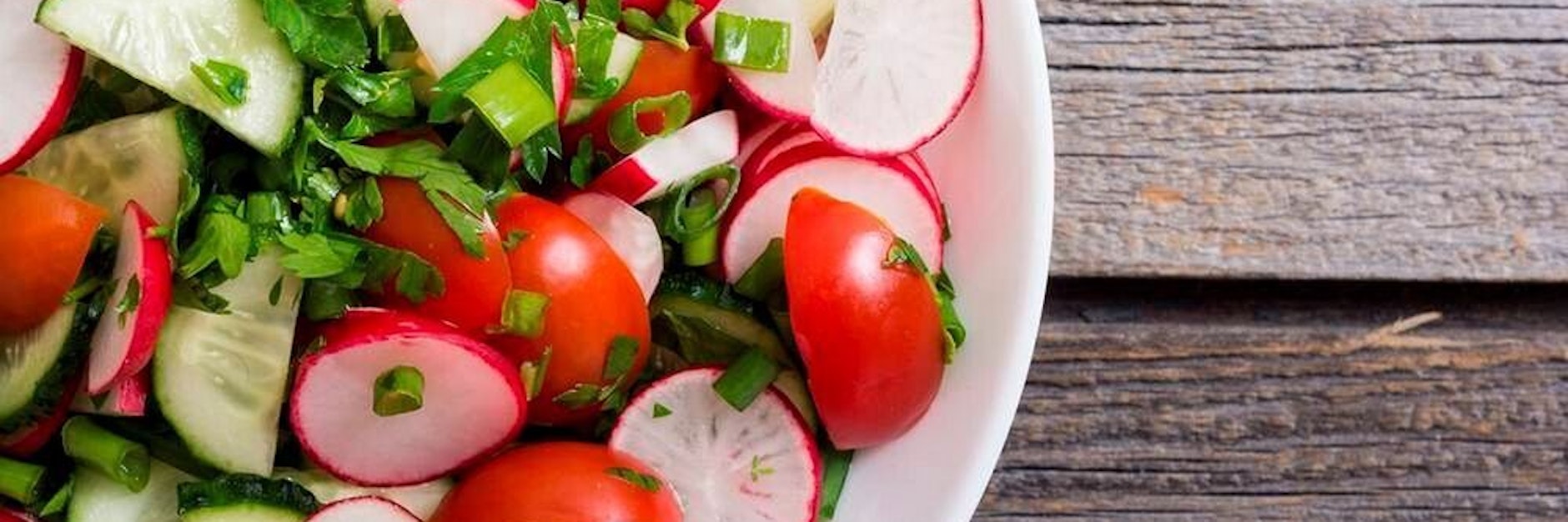 Der Fettverbrenner Salat mit Gurke und Radieschen ist nicht nur richtig lecker, sondern auch ein Wunder-Helfer bei jeder Diät.