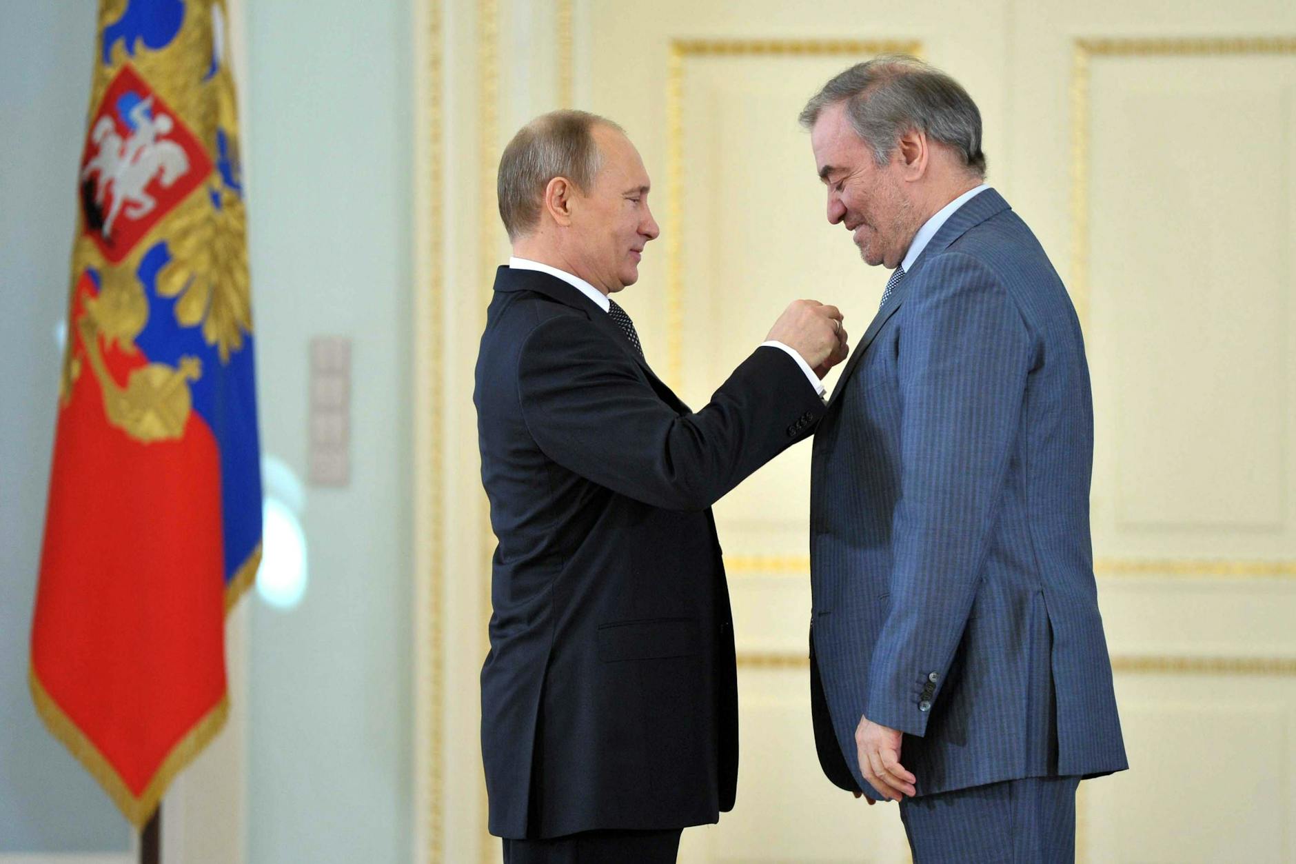Der Dirigent Valery Gergiev wird 2013 als Held Russlands mit einem Orden aus den Händen von Wladimir Putin ausgezeichnet.