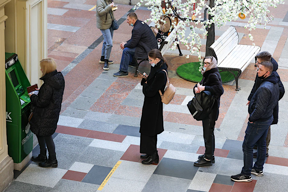 Menschen in Moskau beim Geldabheben im GUM-Kaufhaus am 28. Februar.