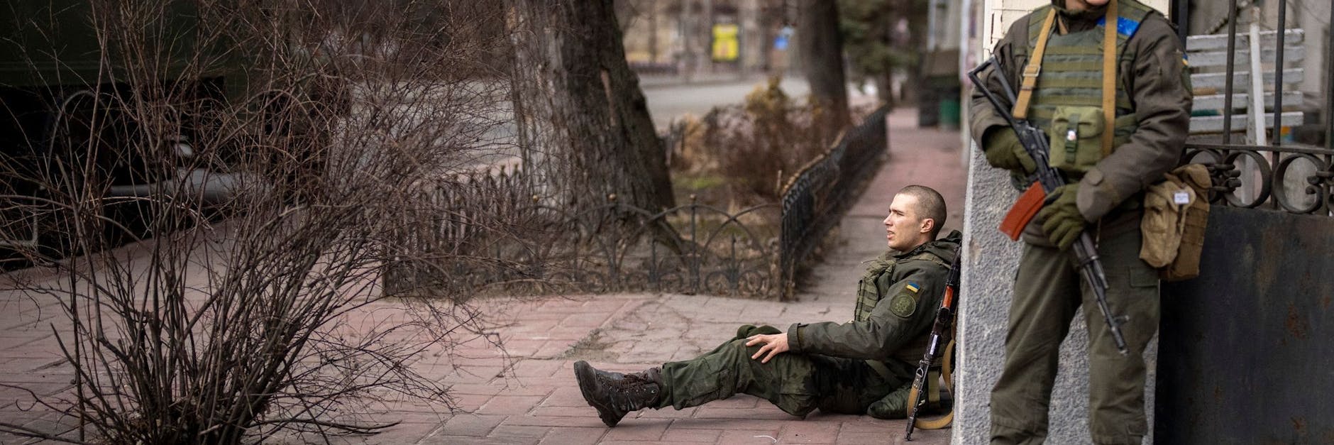 Ein ukrainischer Soldat sitzt nach einem Feuergefecht in Kiew verletzt auf dem Boden.