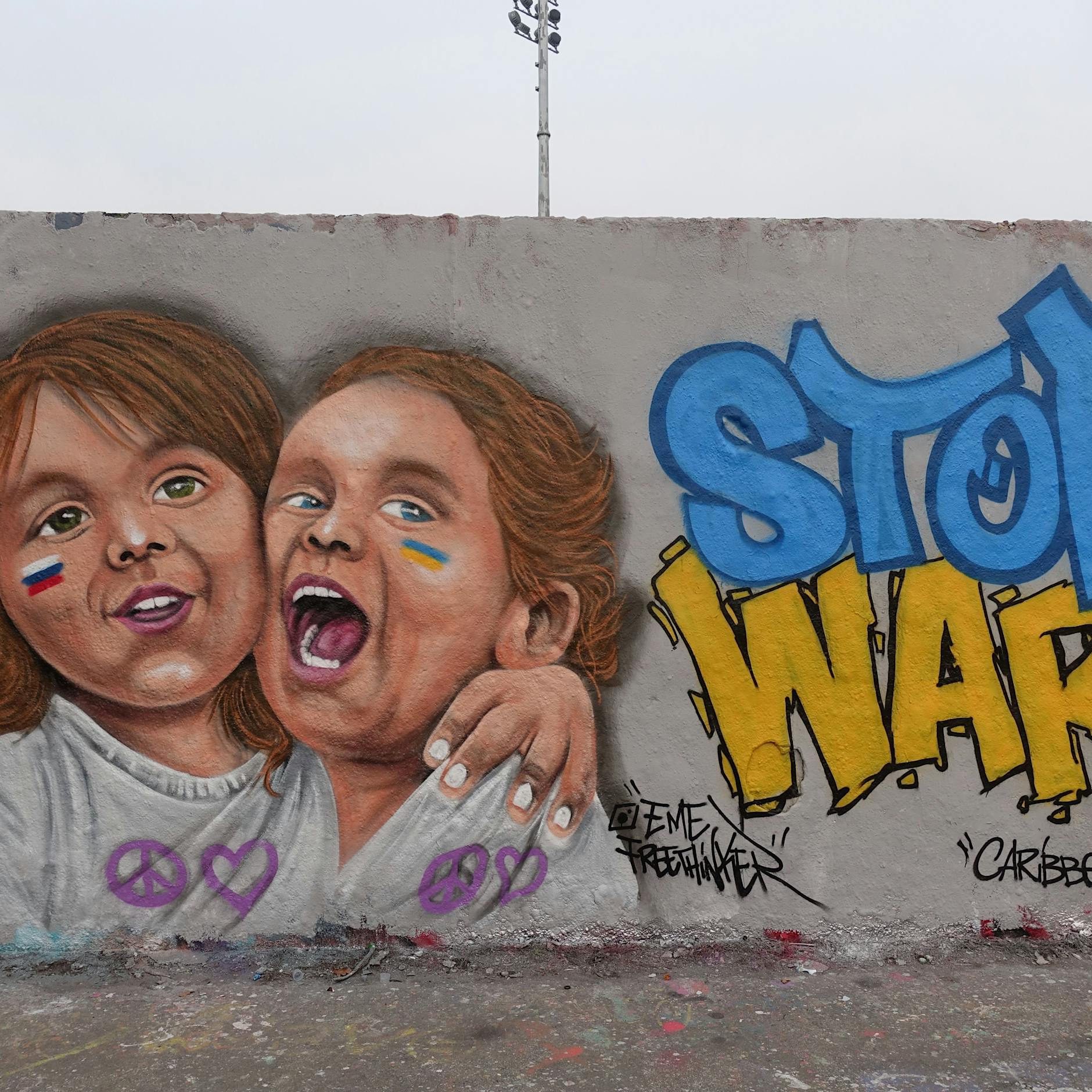 „Stop War!“: Mit Farbe gegen den Krieg