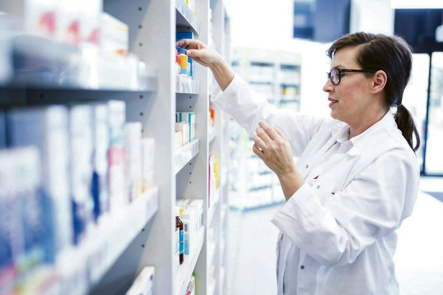 Eine Pharmazeutin in einer Apotheke.