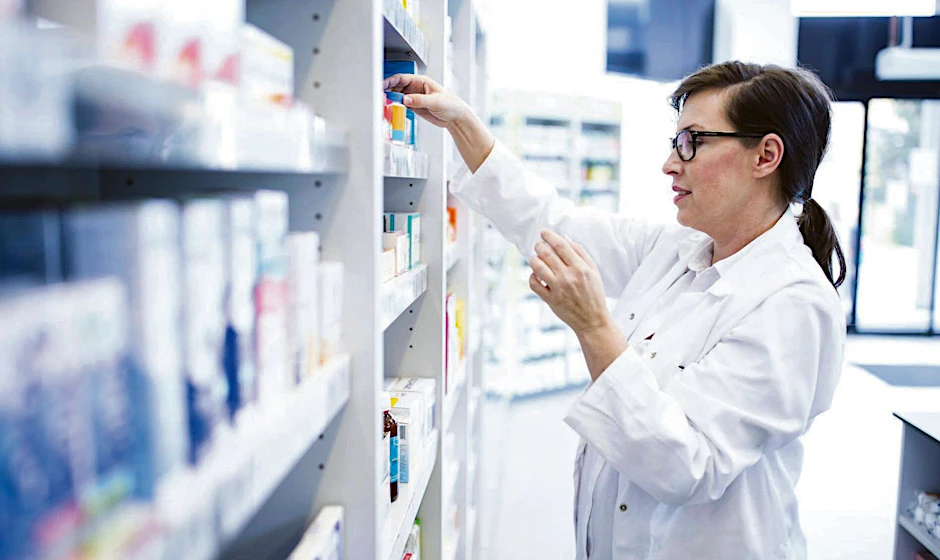 Eine Pharmazeutin in einer Apotheke.