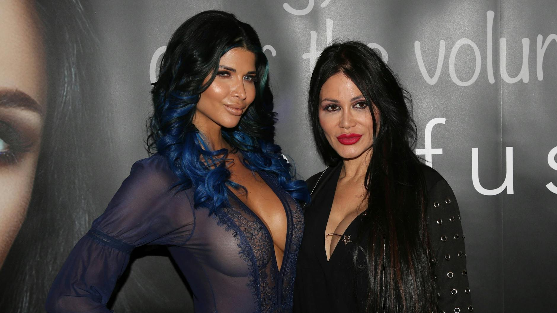 Erotik-Models unter sich: Djamila Rowe vor einigen Jahren mit Micaela Schäfer.