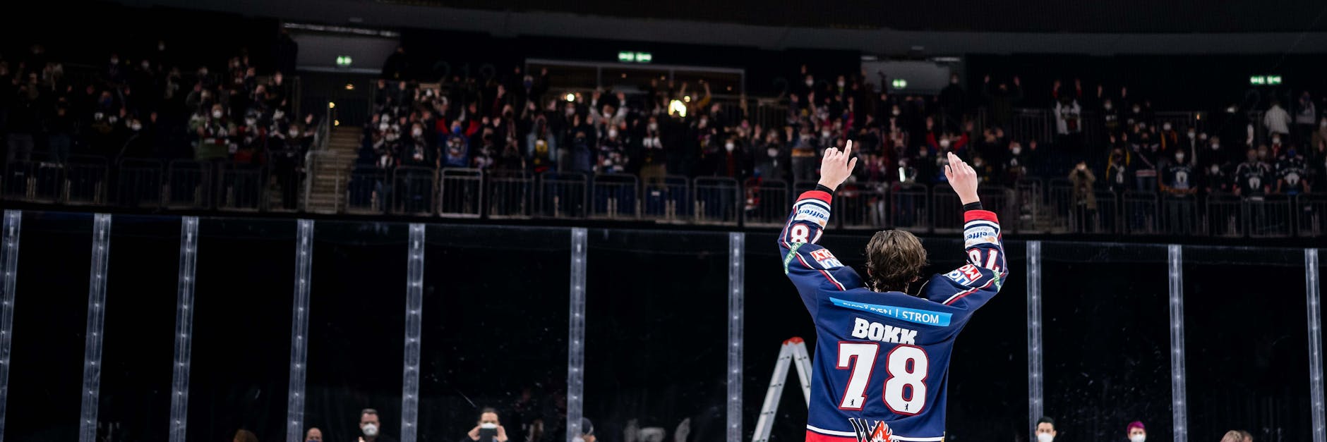Nach seinem starken Auftritt gegen Krefeld wird Neu-Eisbär Dominik Bokk auf der Ehrenrunde von den Fans besonders gefeiert.