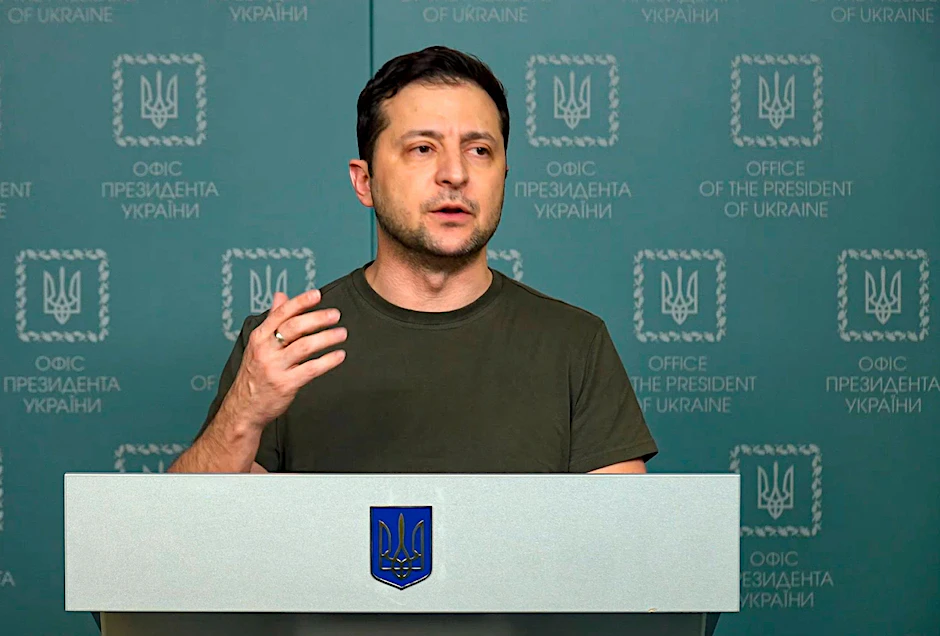 Der ukrainische Präsident Wolodymyr Selenskyj bei einer Rede zur Nation. Am Morgen sollen laut Medienberichten Verhandlungen mit Russland stattfinden.