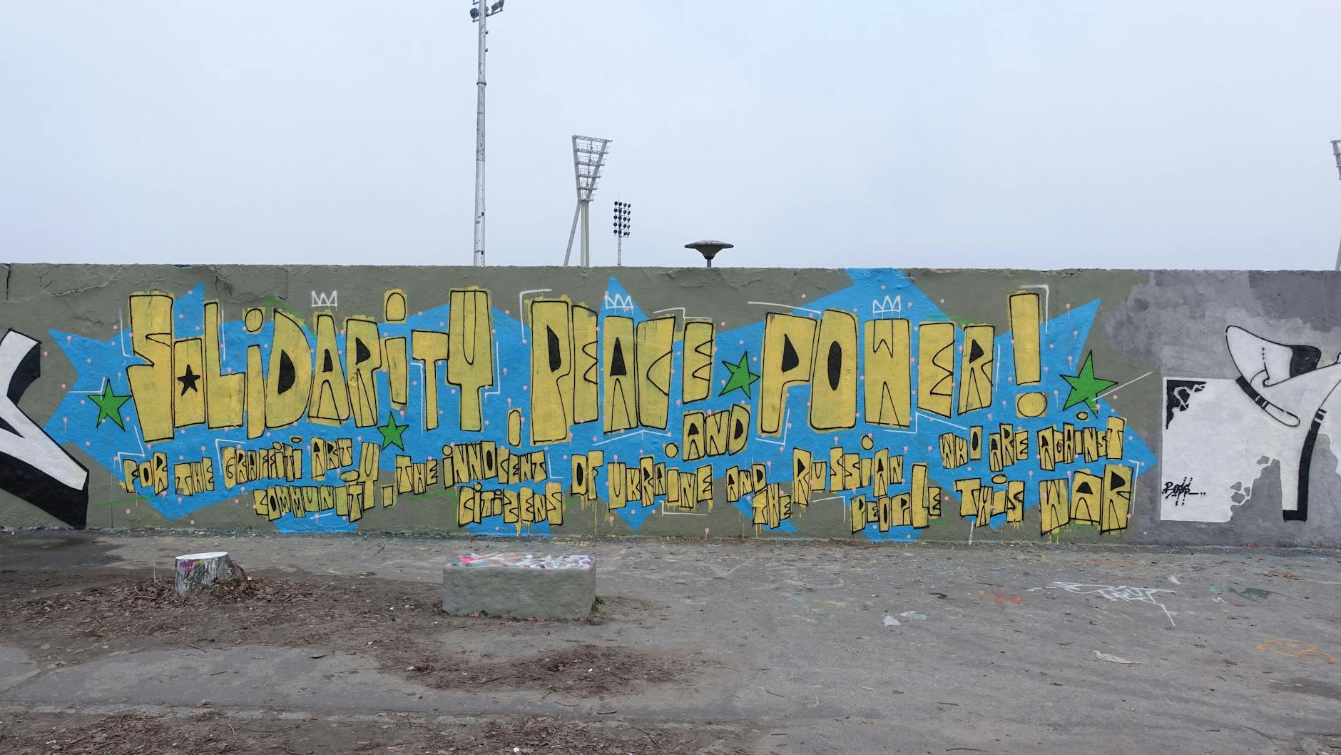 "Solidarity, Peace and Power!" fordert dieser Künstler. Ein Werk, das er auch den unschuldigen Bürgern der Ukraine und den Russen, die gegen den Krieg sind, widmet.